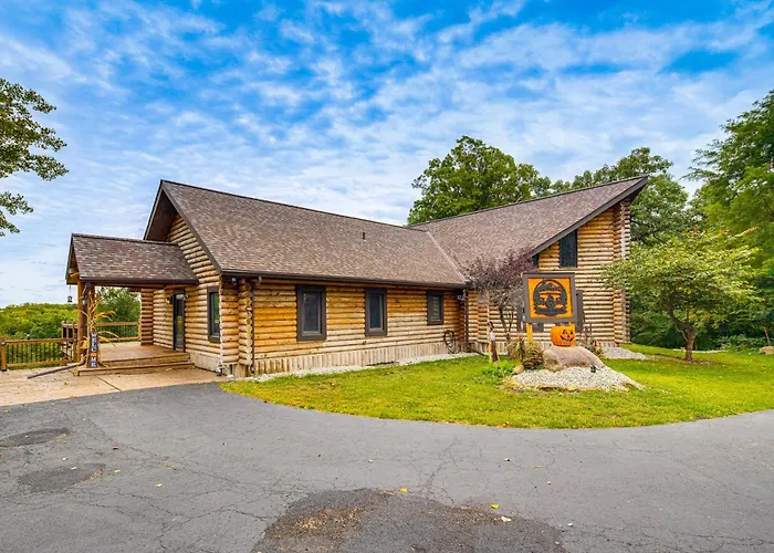 Fox River Luxury Estate: Pool, Sauna & Eagle Views *