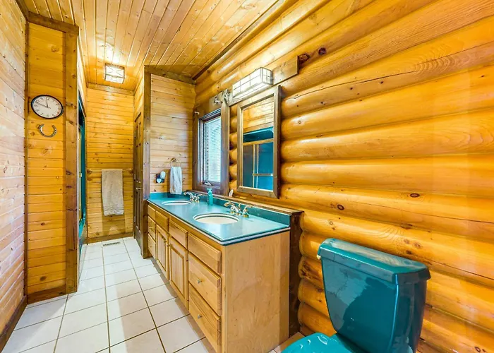 Fox River Luxury Estate: Pool, Sauna & Eagle Views Ottawa
