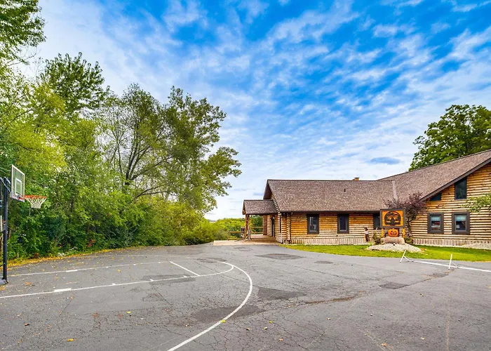 Fox River Luxury Estate: Pool, Sauna & Eagle Views