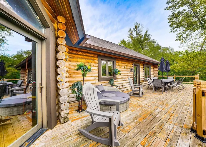 Fox River Luxury Estate: Pool, Sauna & Eagle Views Hébergement de vacances *