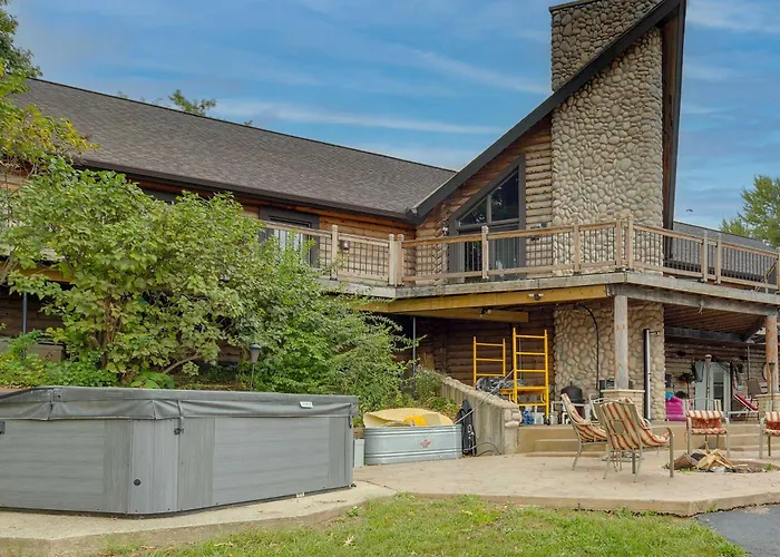 Fox River Luxury Estate: Pool, Sauna & Eagle Views Hébergement de vacances Ottawa