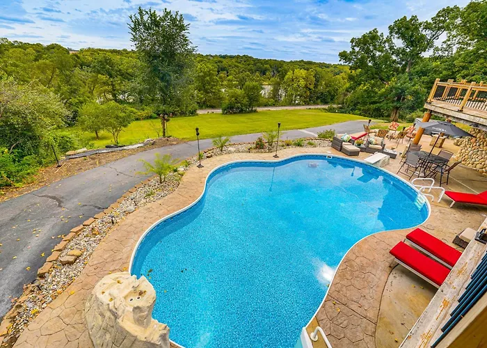 Fox River Luxury Estate: Pool, Sauna & Eagle Views *