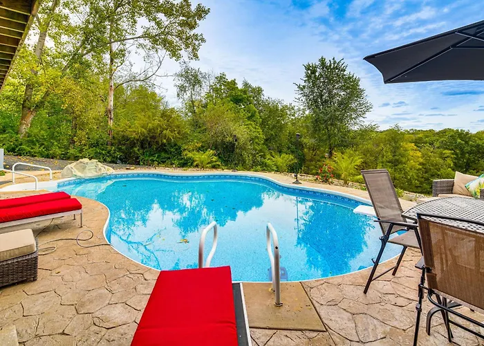 Fox River Luxury Estate: Pool, Sauna & Eagle Views Ottawa