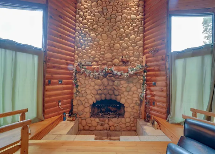 Fox River Luxury Estate: Pool, Sauna & Eagle Views