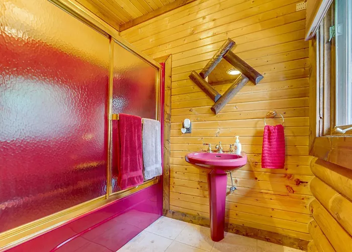 Fox River Luxury Estate: Pool, Sauna & Eagle Views Hébergement de vacances Ottawa