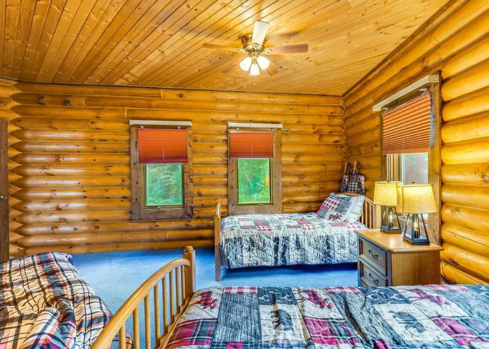 Fox River Luxury Estate: Pool, Sauna & Eagle Views