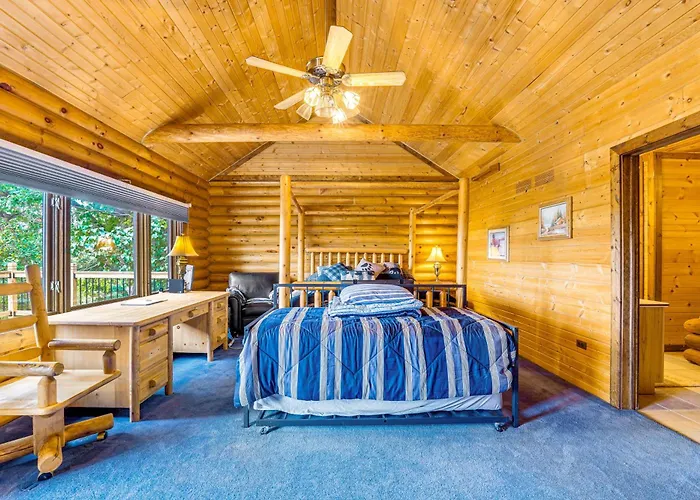 Fox River Luxury Estate: Pool, Sauna & Eagle Views Hébergement de vacances Ottawa